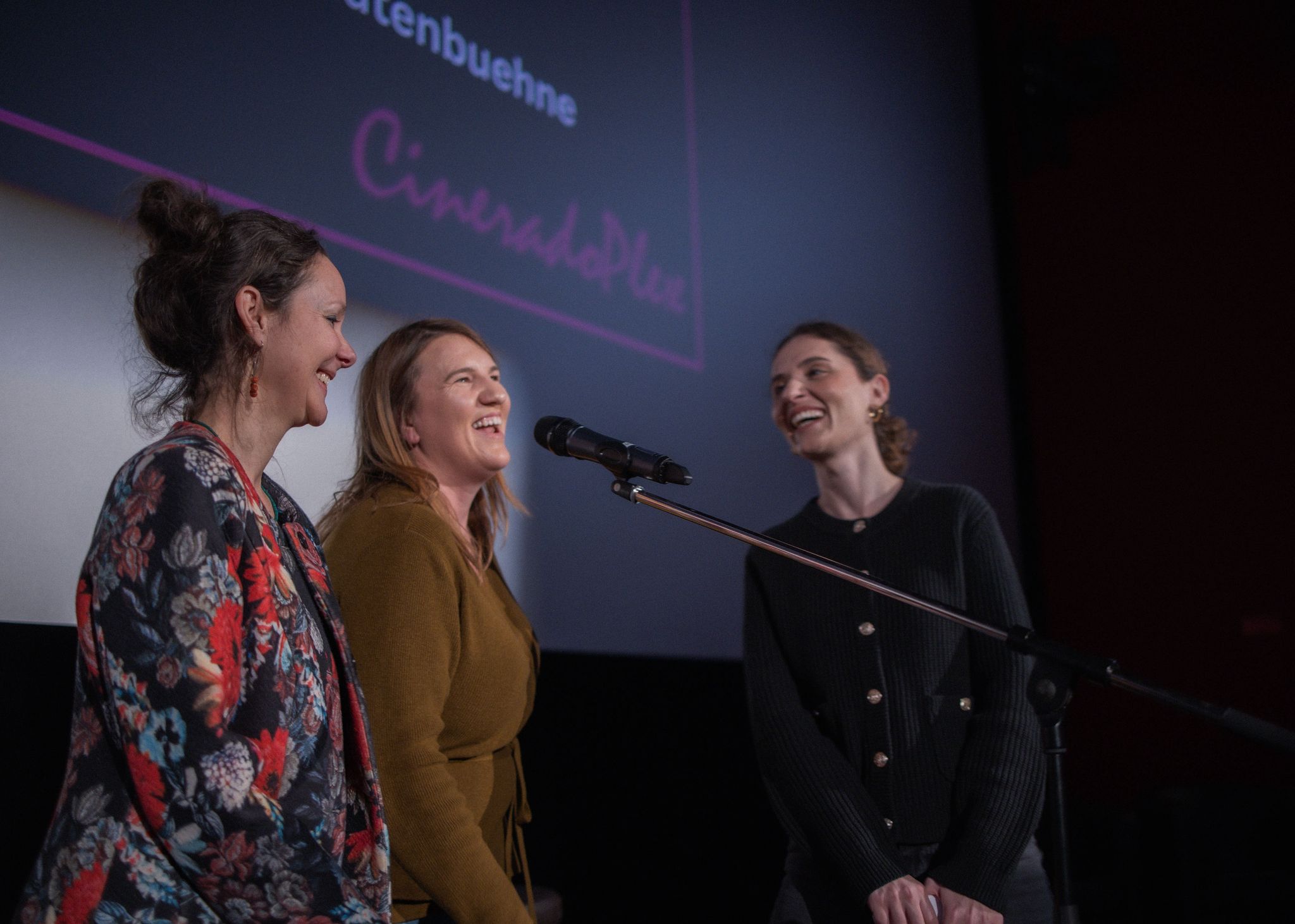 Drei lachende Frauen am Mikrofon