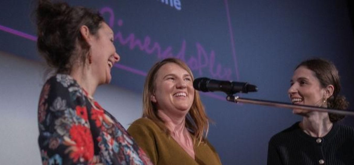 Kaltrina, Britta und Moderatorin Anita lachend auf der Kinobühne im Cineradoplex Freising