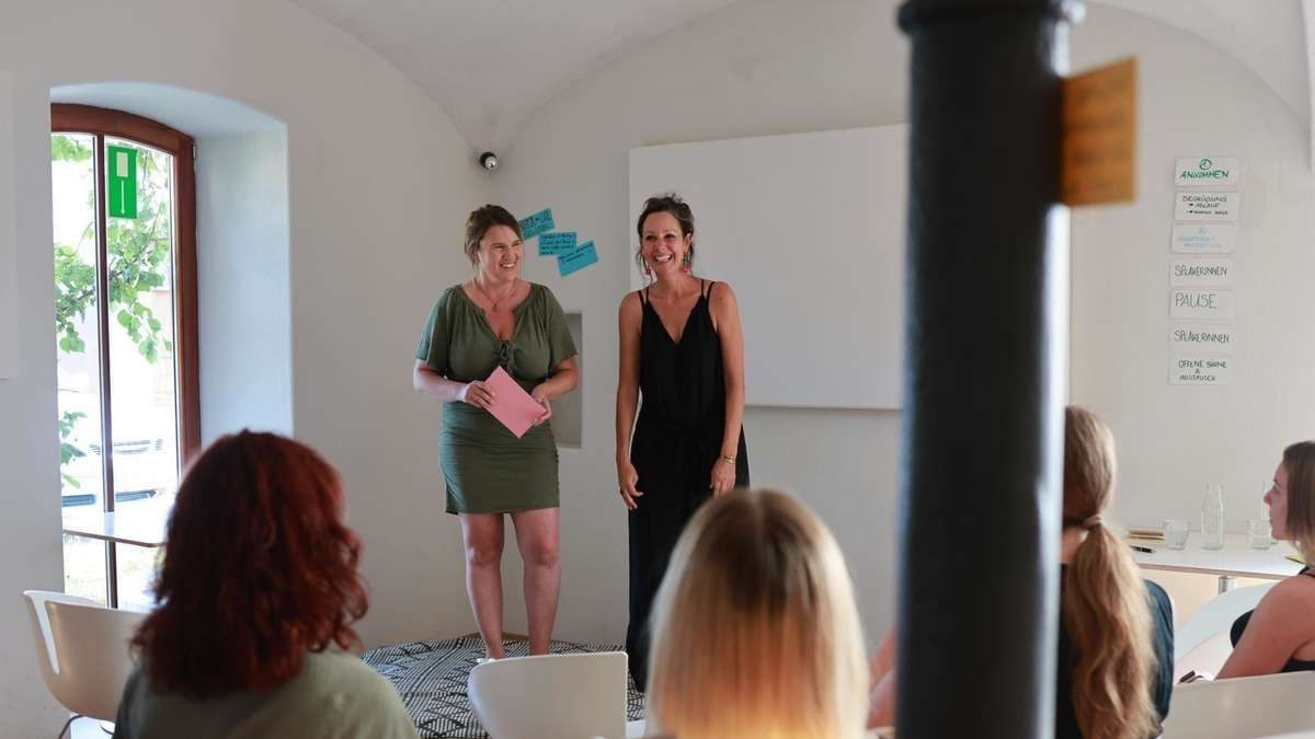 Kaltrina Morina und Britta Barth vor Publikum